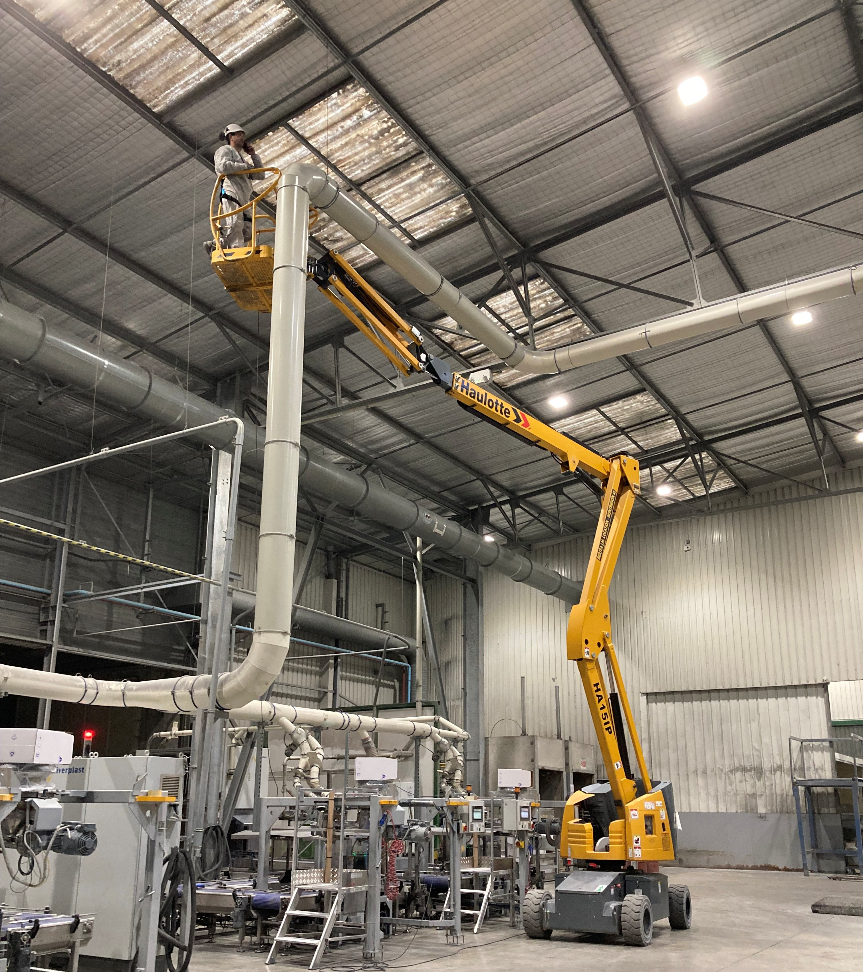 Nettoyage en hauteur d'une charpente industrielle dans la Loire